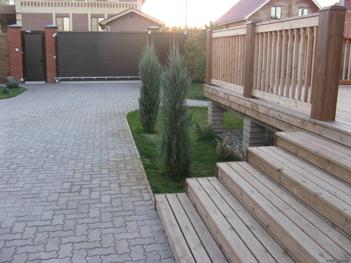 Коричневый забор и серая брусчатка