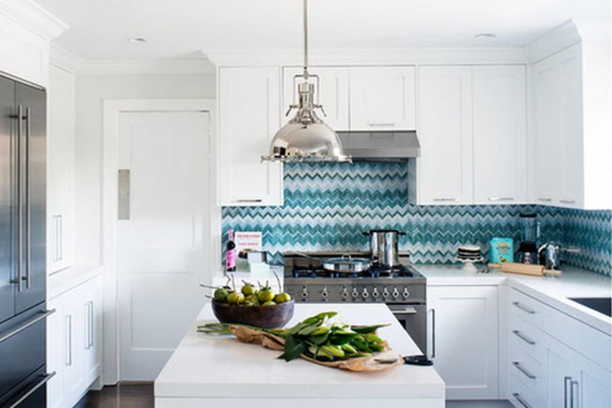 Серая кухня с ярким фартуком