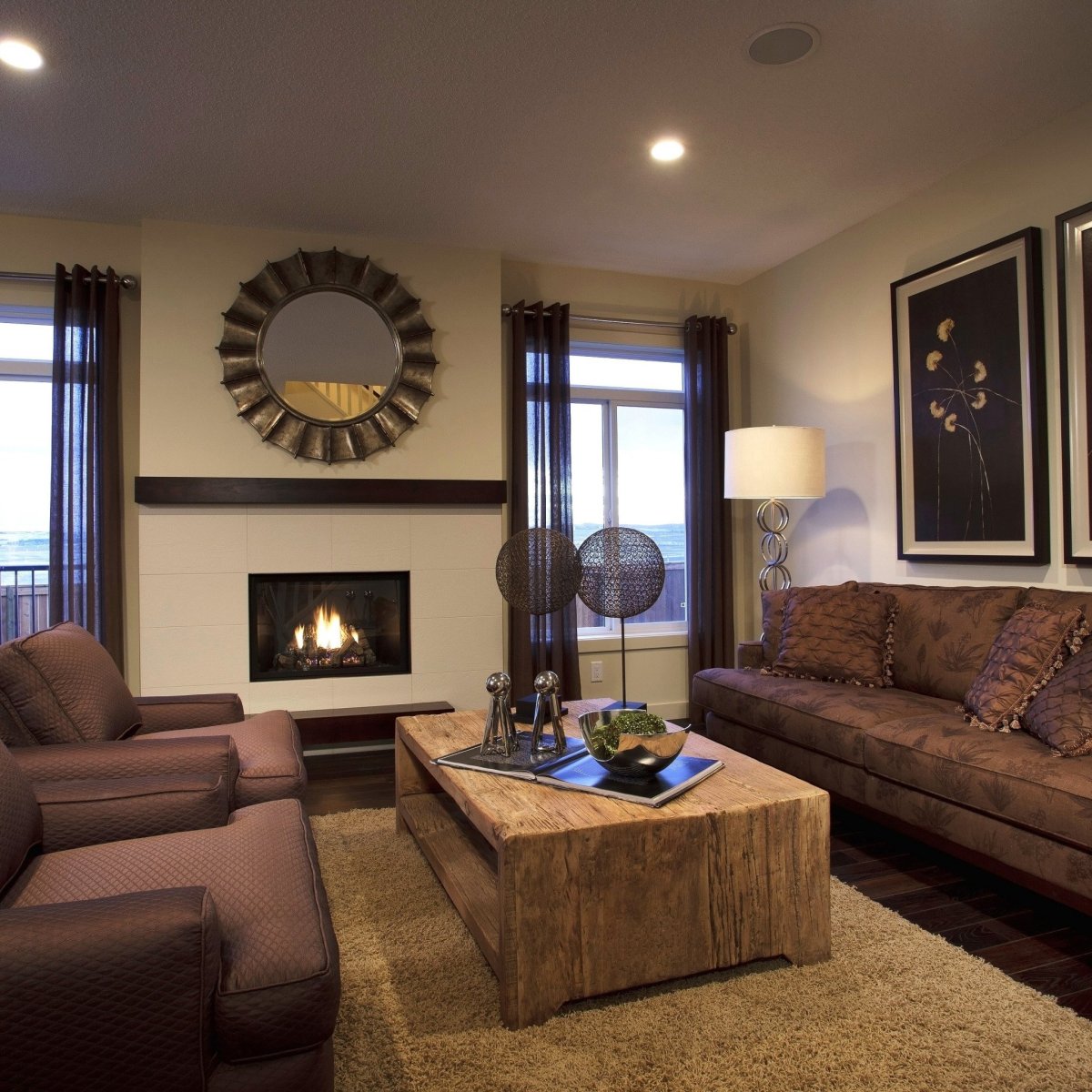 Коричневая мебель в гостиной