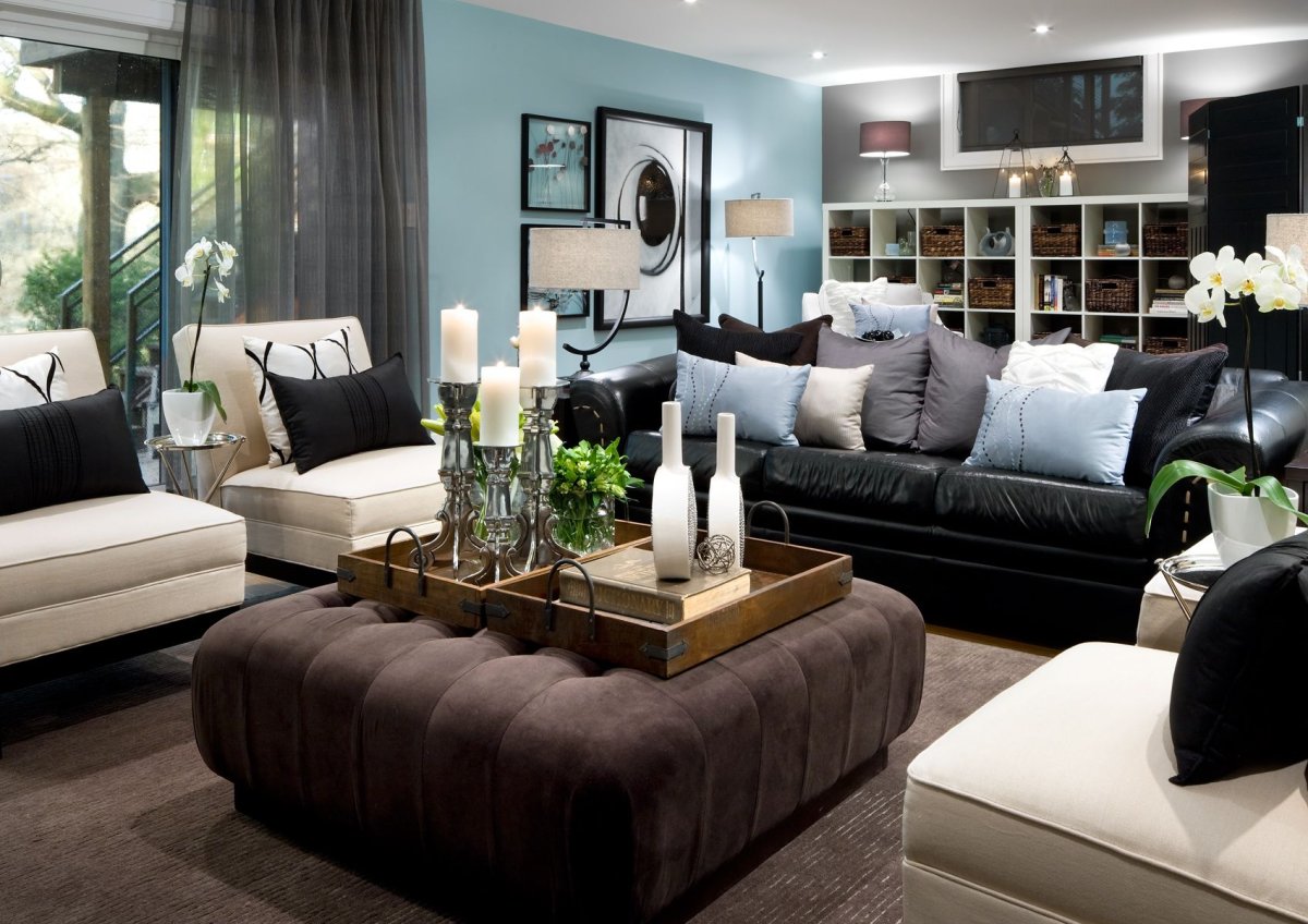 Гостиная с темным диваном