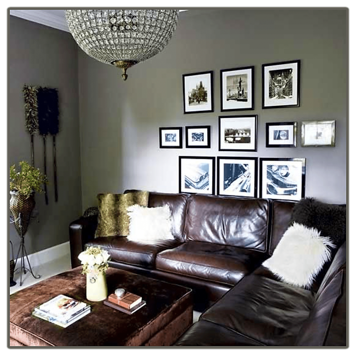 Коричневые стены в гостиной