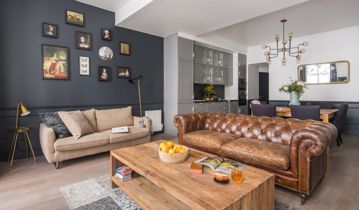 Светлый кожаный диван в интерьере