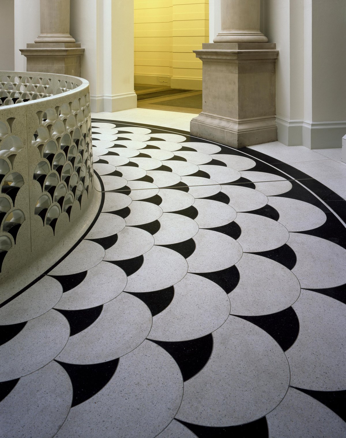 Полпол из плитки с орнаментом