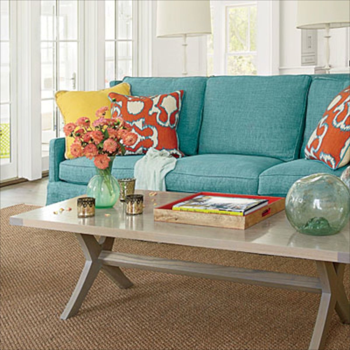 Бирюзовый диван с оранжевым в интерьере