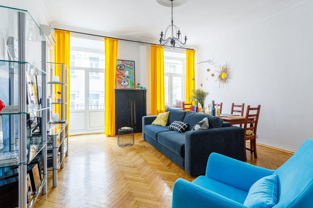 Синий диван и желтые шторы