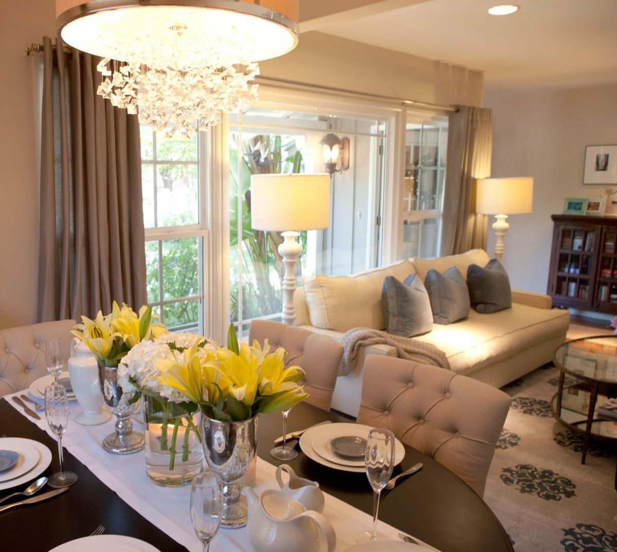 Гостиная с обеденным столом