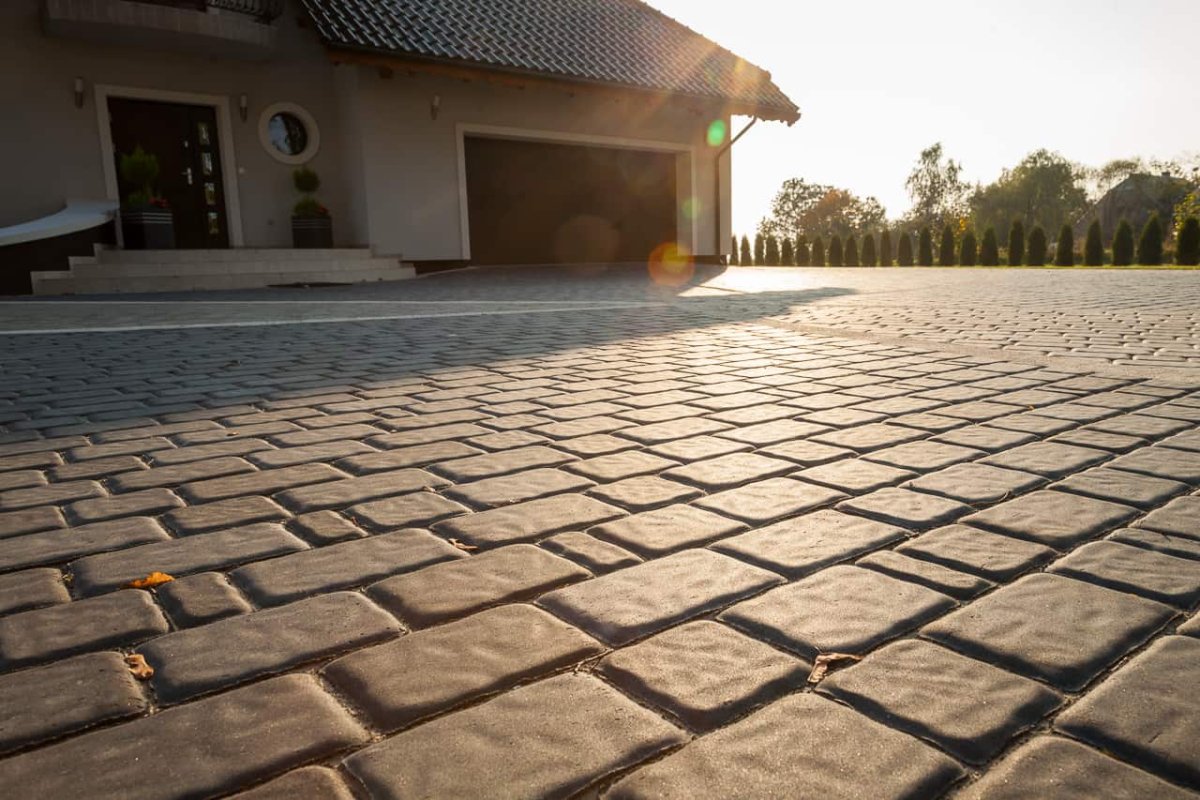 Мощеная брусчаткой дорога