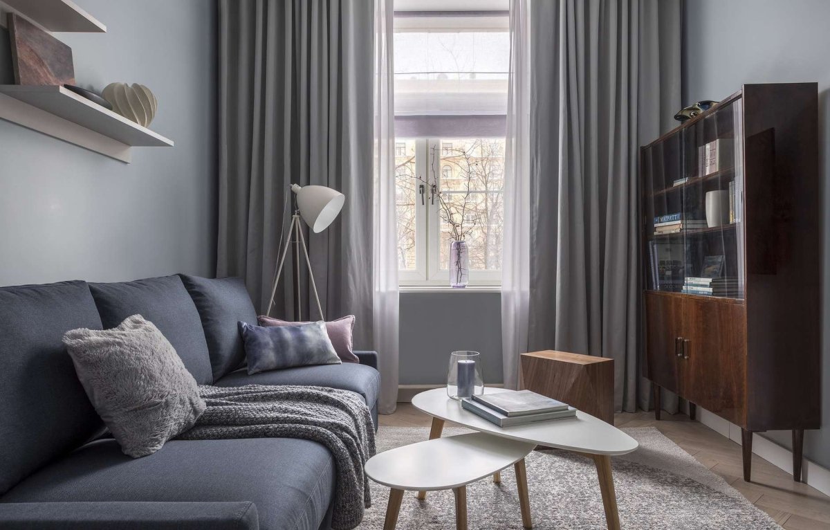 Серые шторы в интерьере гостиной