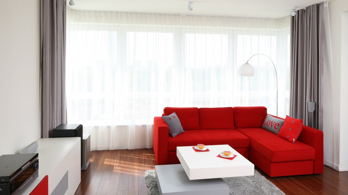 Гостиная с красным диваном