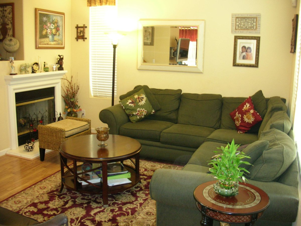 Оливковый диван в интерьере гостиной