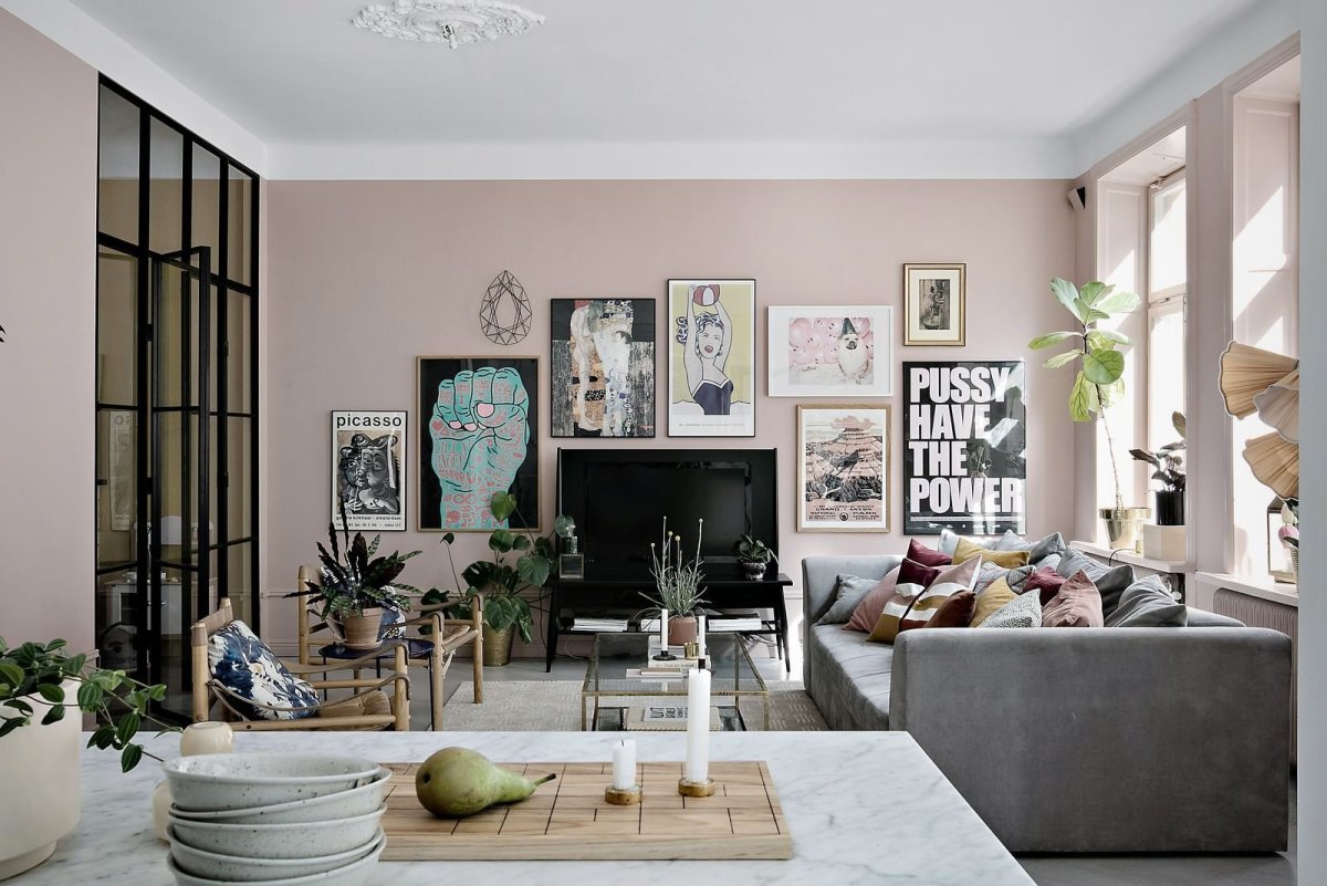 Серо розовая гостиная в скандинавском стиле