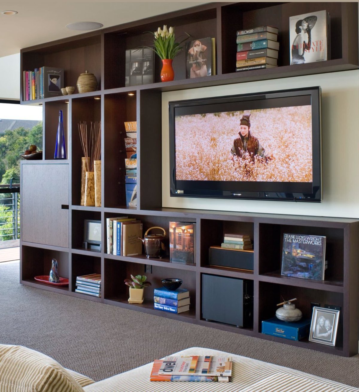 Стеллаж для комнаты для телевизора на всю стену