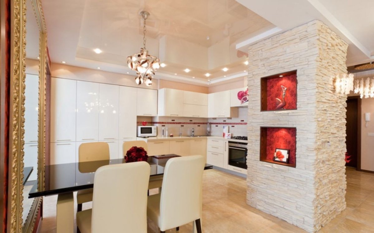 Бежевый потолок на кухне