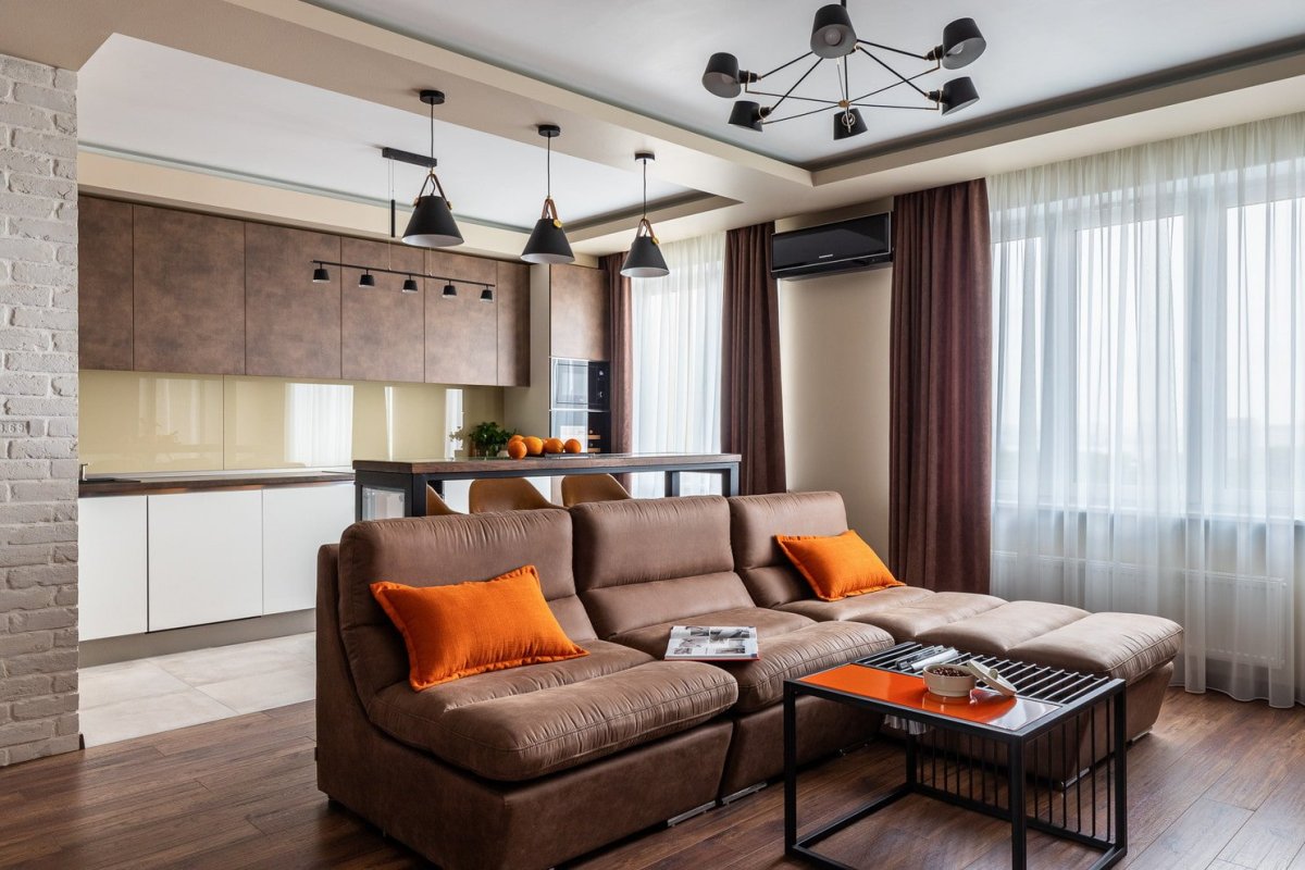 Потолок в гостиной совмещенной с кухней