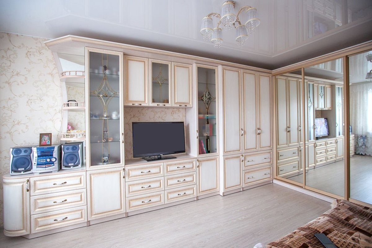 Шкаф в гостиную в классическом стиле