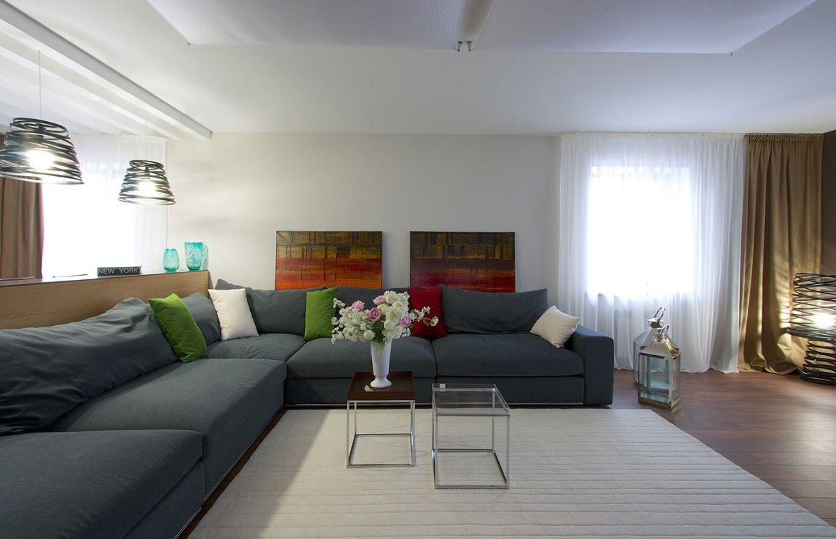 Гостиная с серым диваном