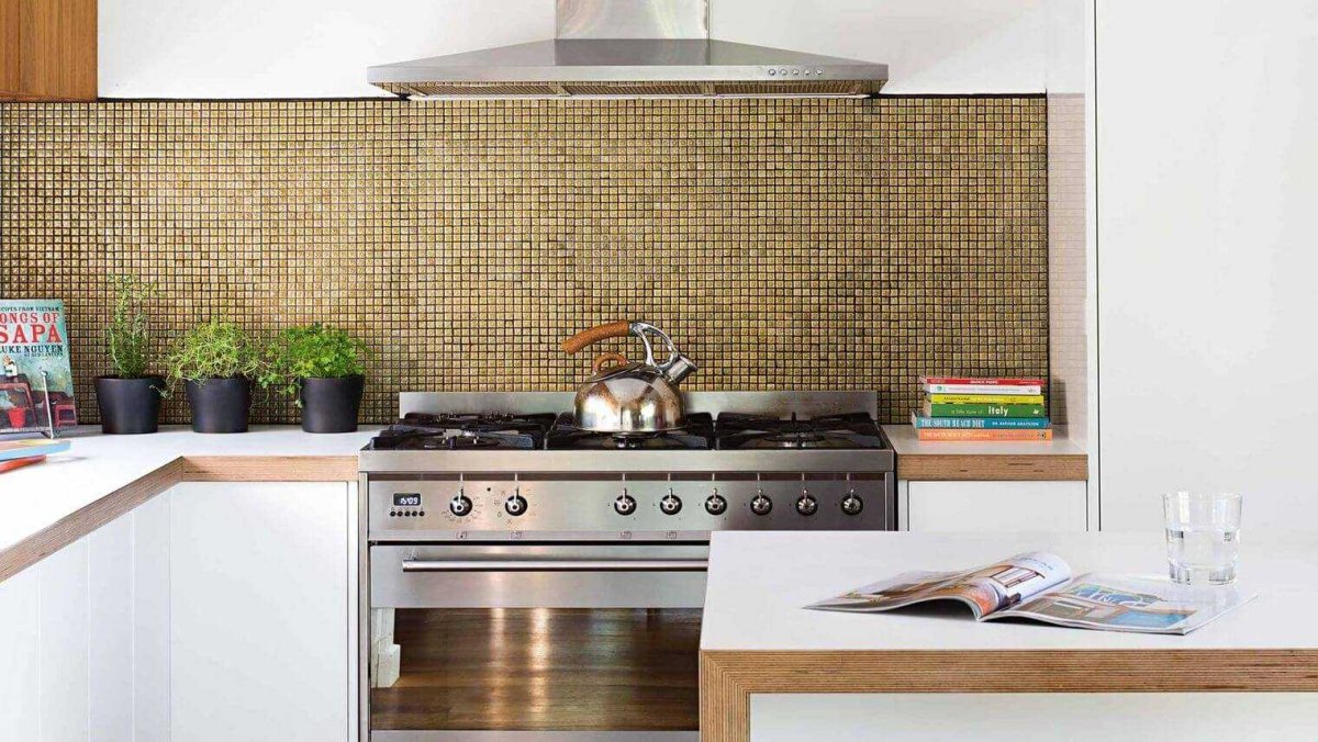 Золотая мозаика на кухне фартук