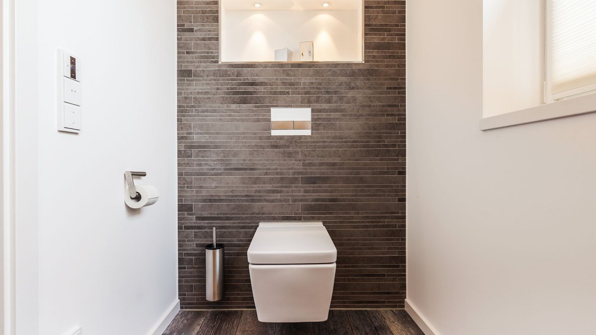 Плитка под дерево в туалете