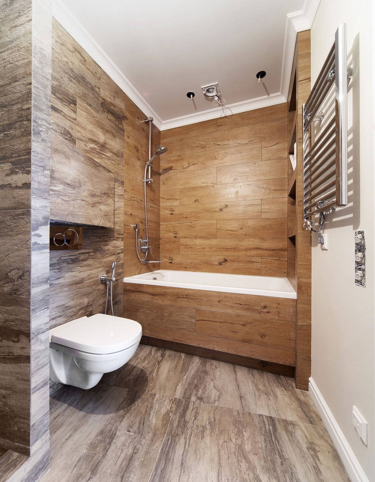 Отделка ванной под дерево