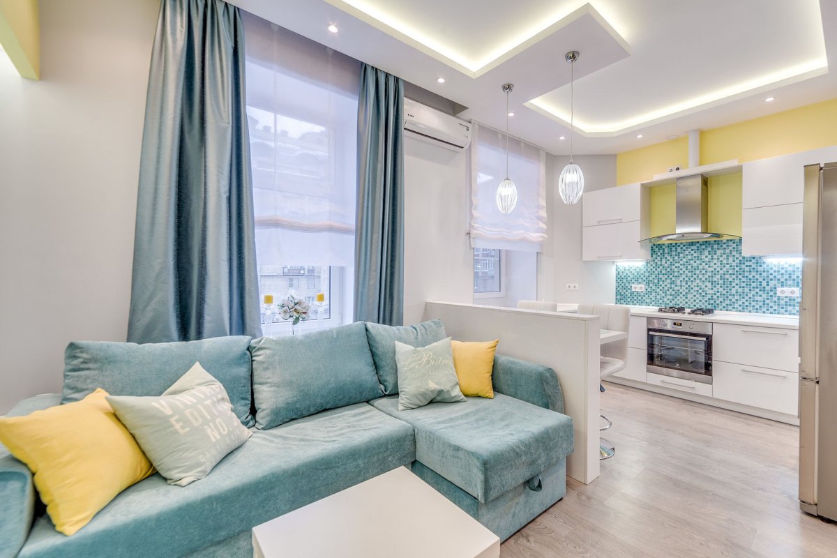 Кухня с бирюзовым диваном