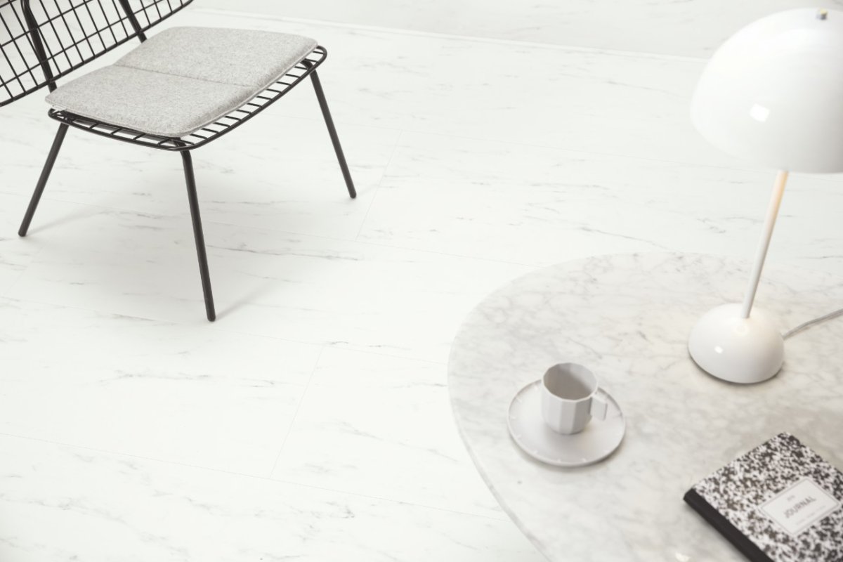 Виниловая плитка quick-Step Ambient Glue Plus мрамор Каррарский белый