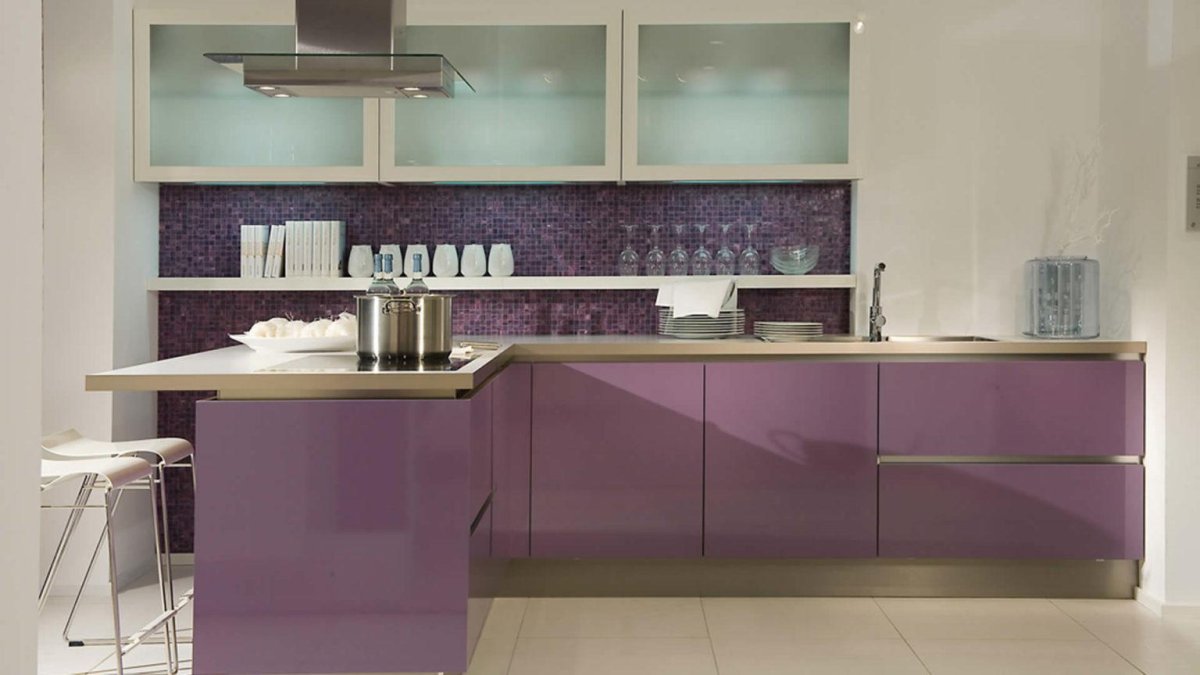 Кухня сиреневая с деревом