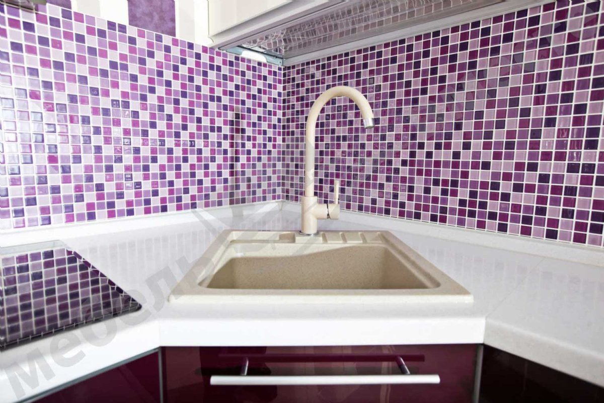 Фиолетовый фартук на кухне плитка