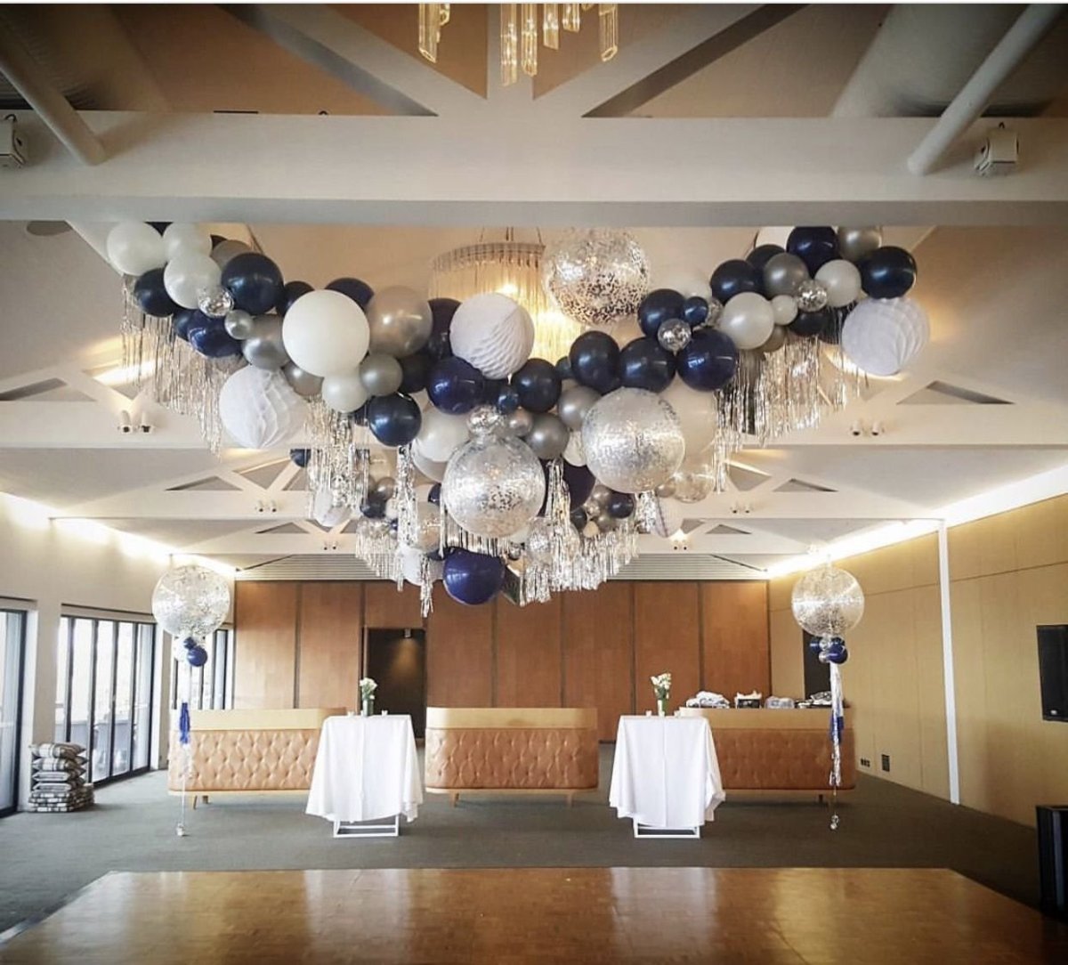 Украшение потолка на свадьбу шарами