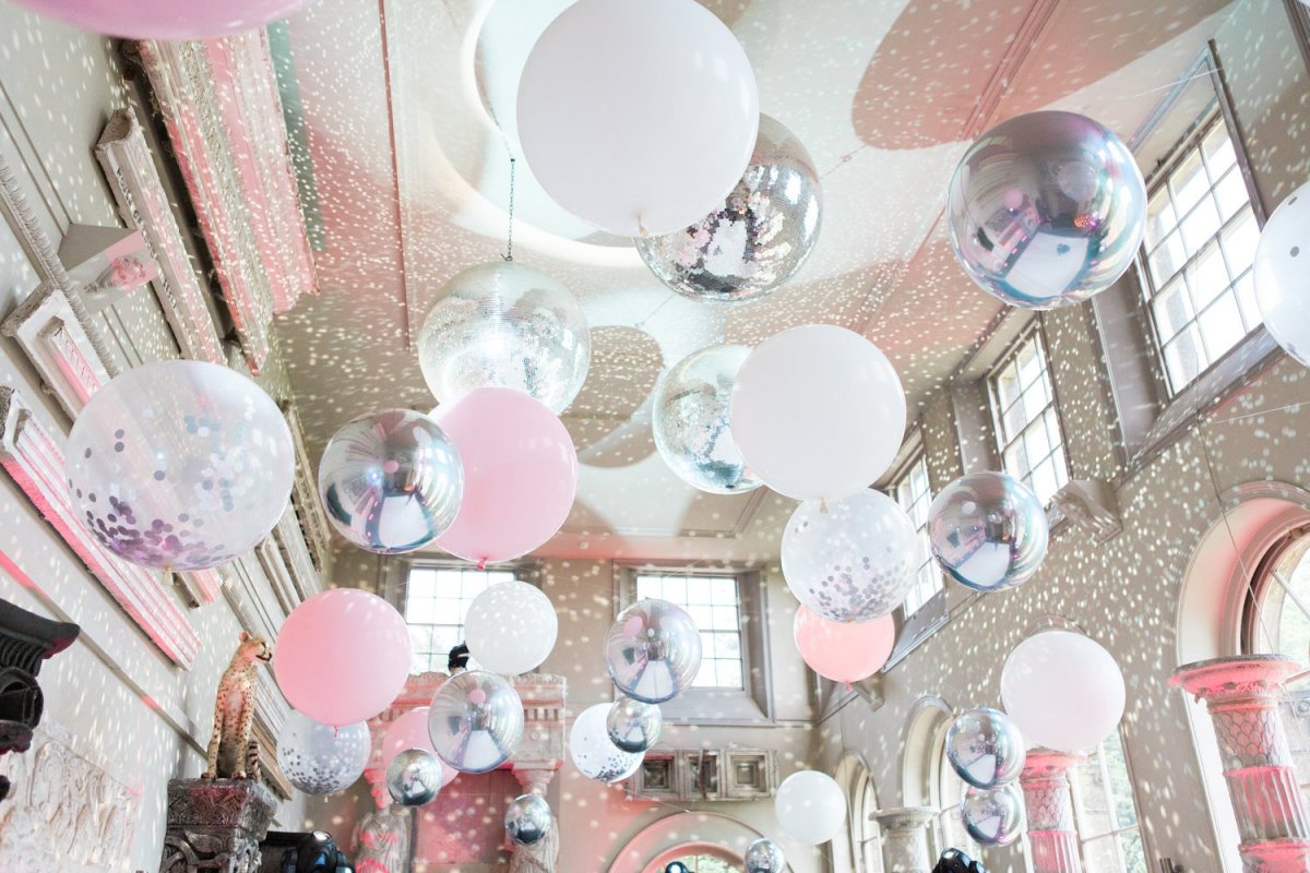 Декорация с шарами на потолок