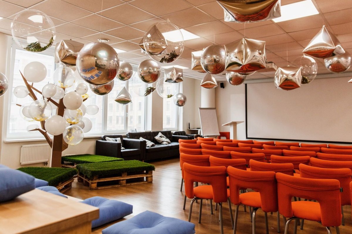 Украшение потолка в офисе