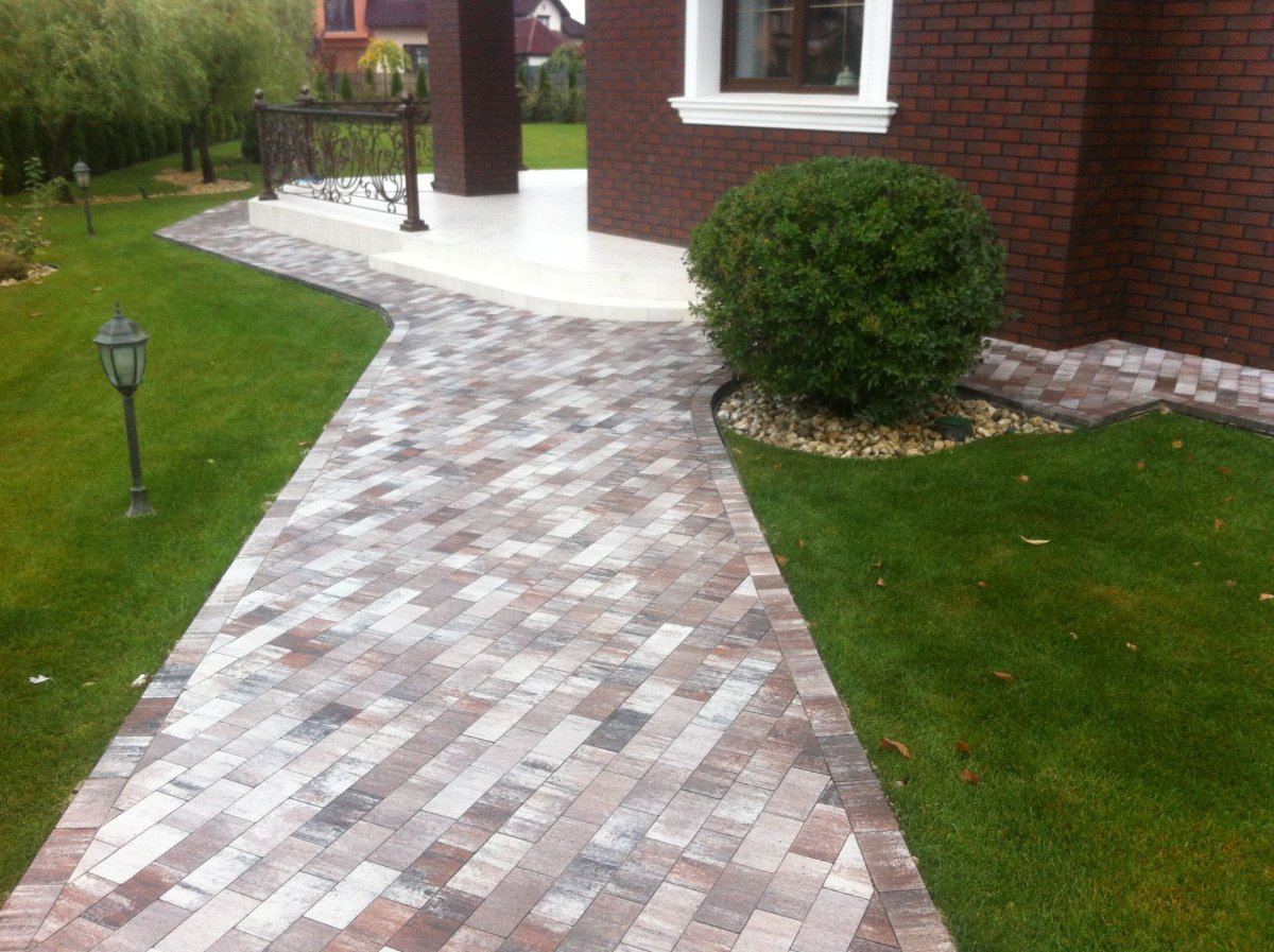 Тротуарная плитка перед домом