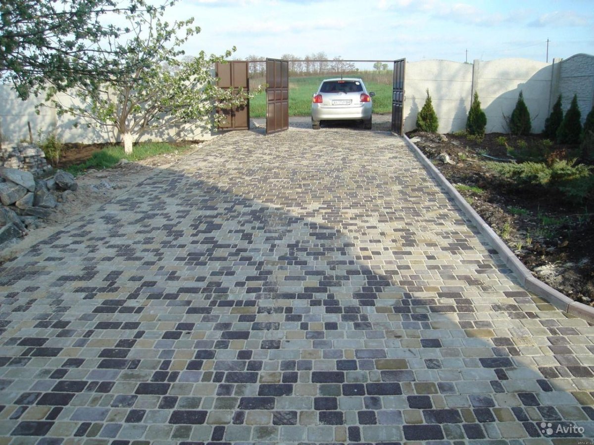 Брусчатка старый город во дворе частного дома