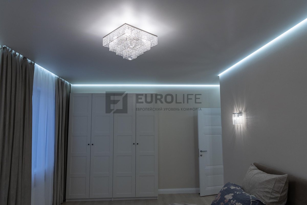 Парящий потолок со светильниками