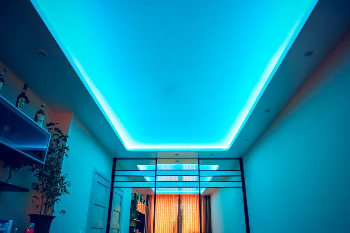 Неоновая подсветка потолка