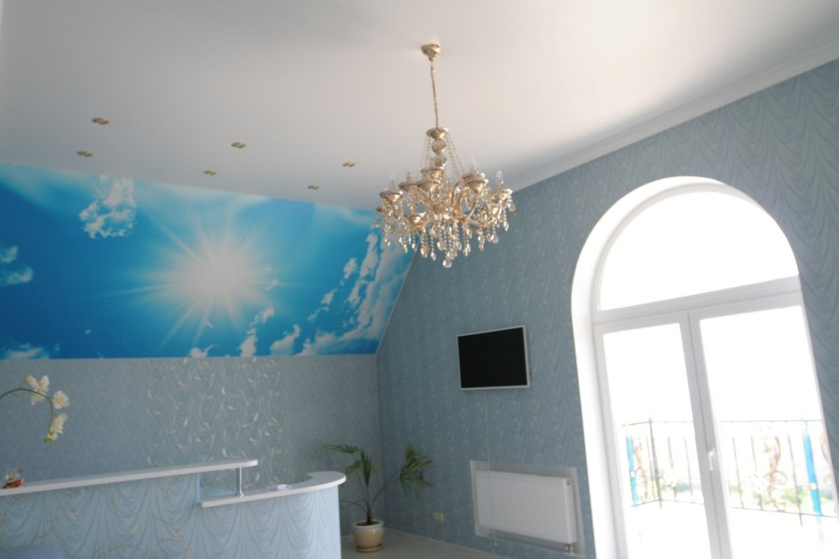 Натяжной потолок с фотопечатью на мансарде