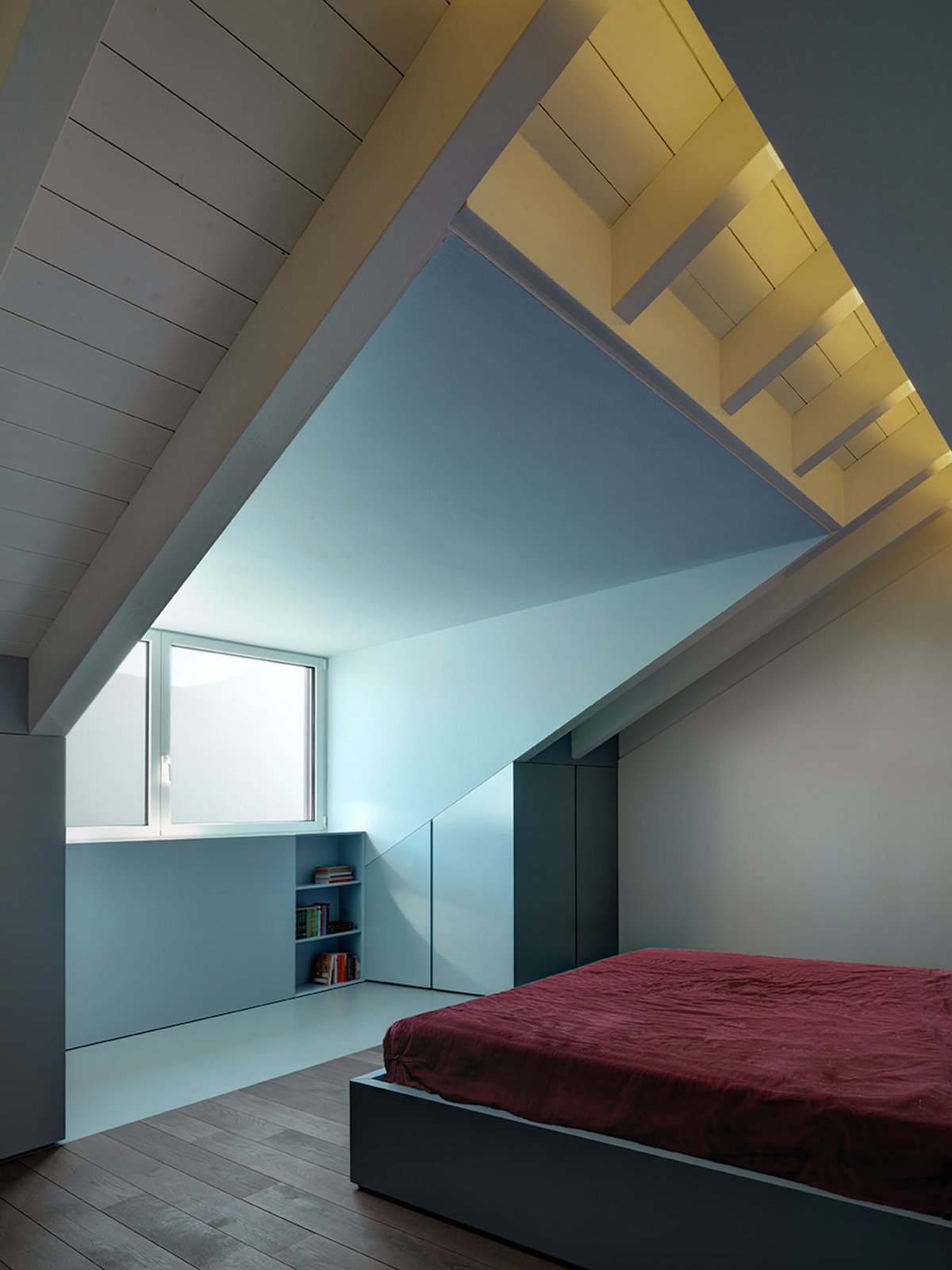 Высокий мансардный потолок