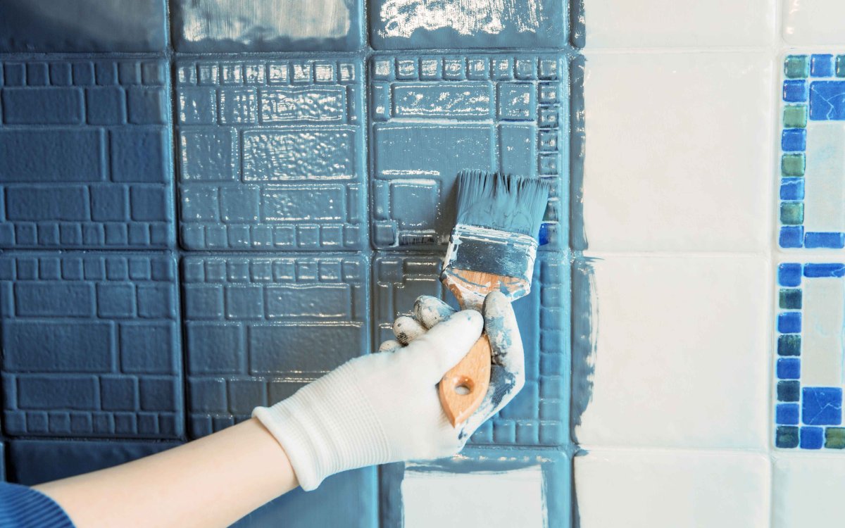 Покрасить плитку в ванной своими руками