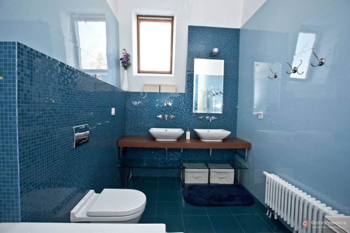 Синяя крашенная ванная комната