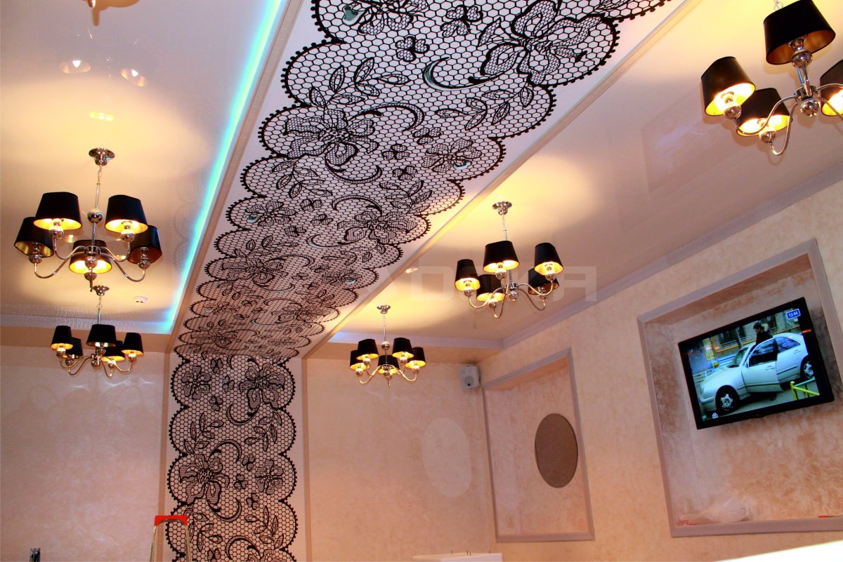 Дешевый декор потолка