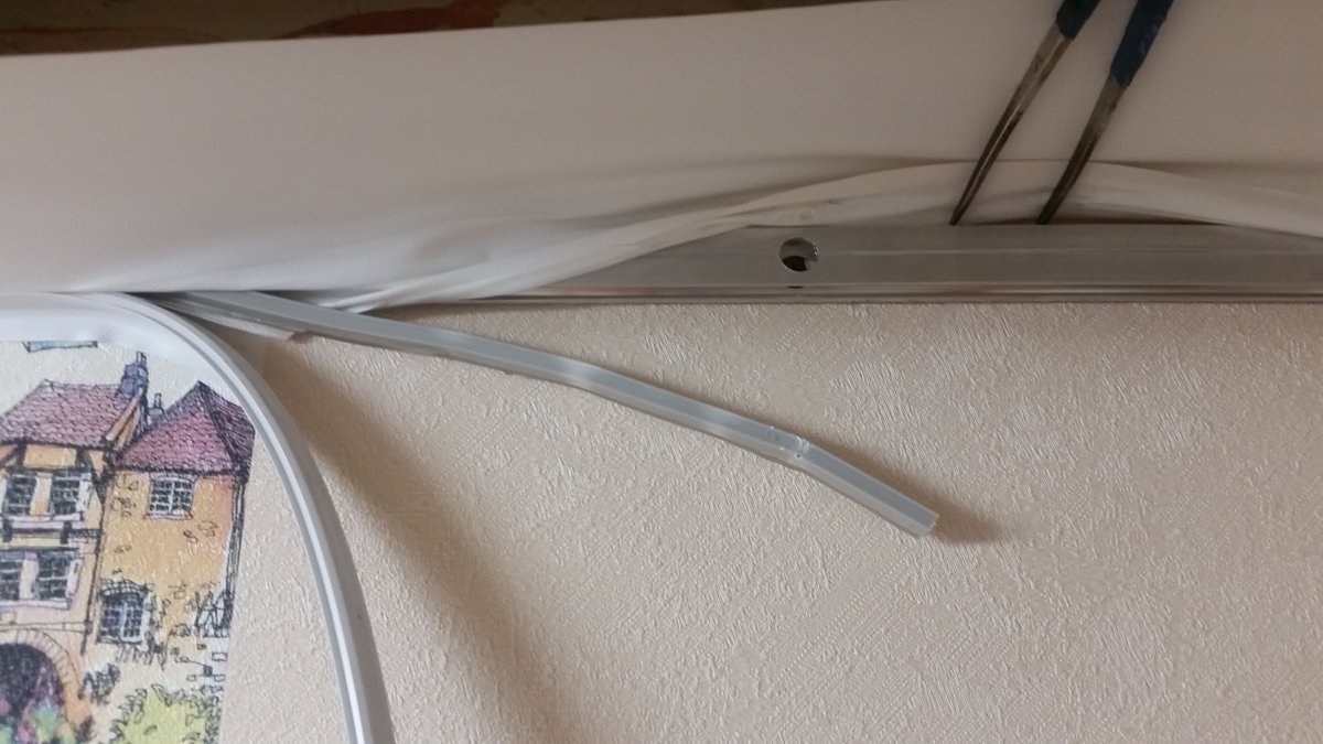 Монтаж штапика на натяжных потолках