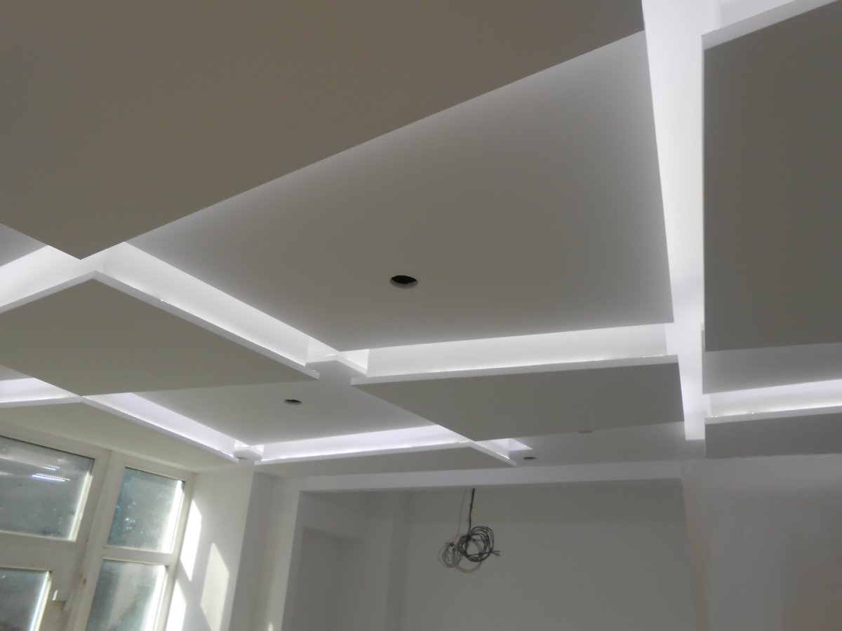 Гипсокартонный потолок квадратный