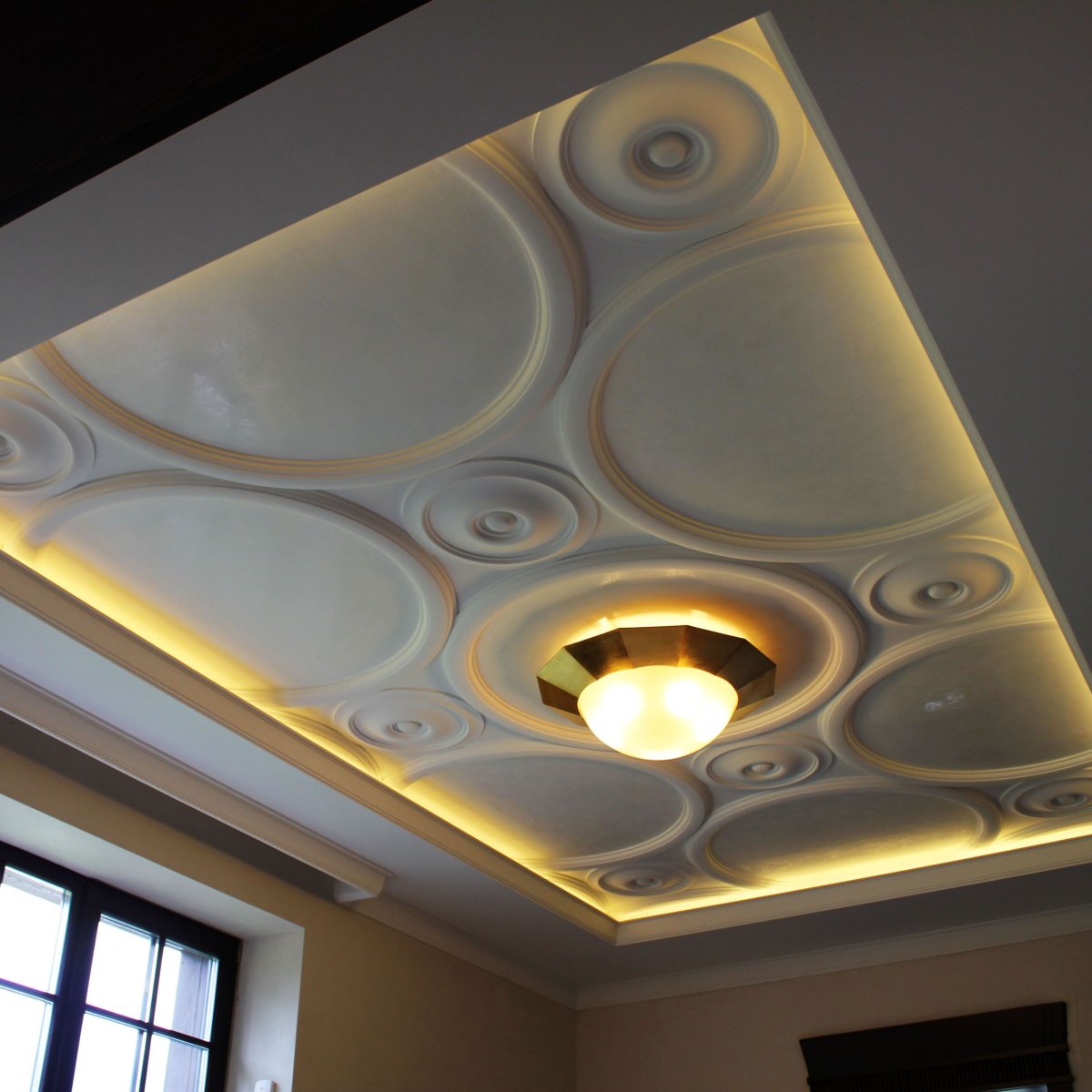 Потолок из гипса с подсветкой