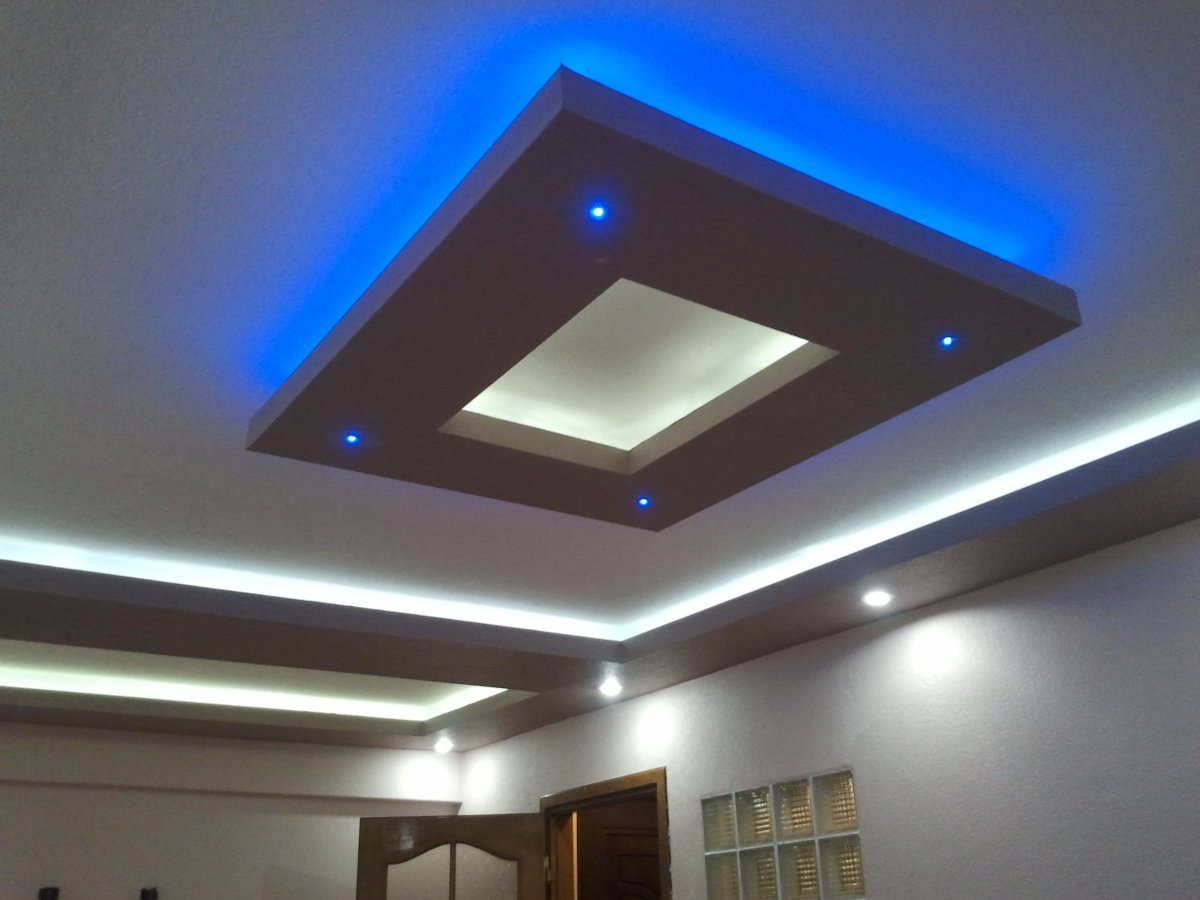 Потолок с квадратной подсветкой