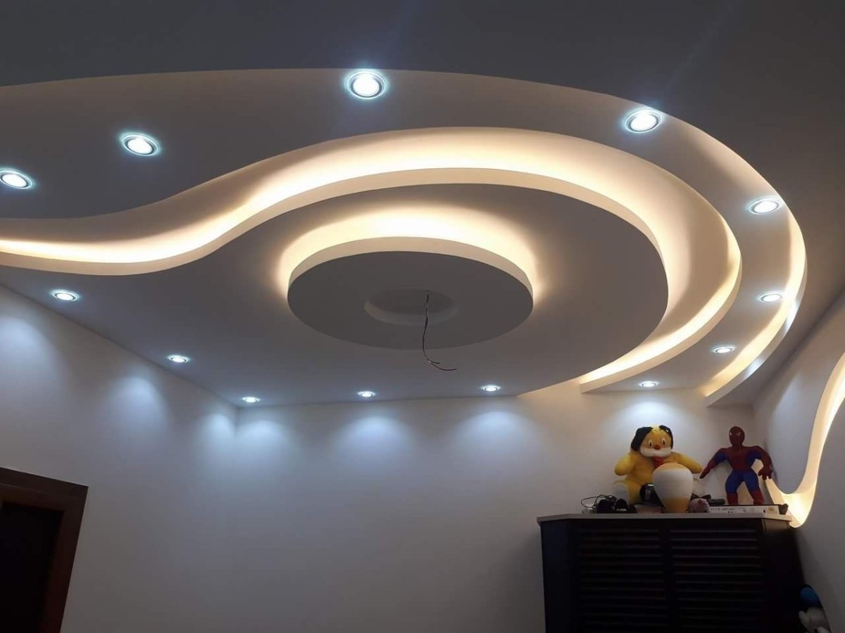 Потолки из гипса с подсветкой в маленьком помещении