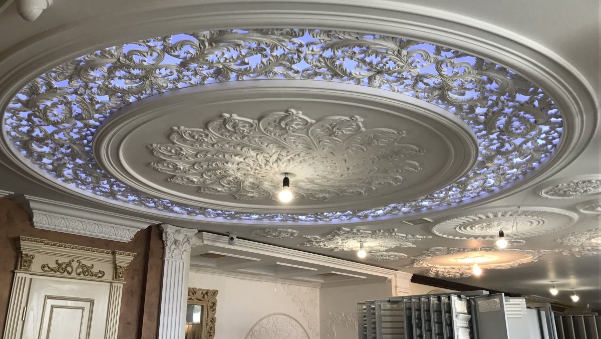 Подвесной потолок с лепниной