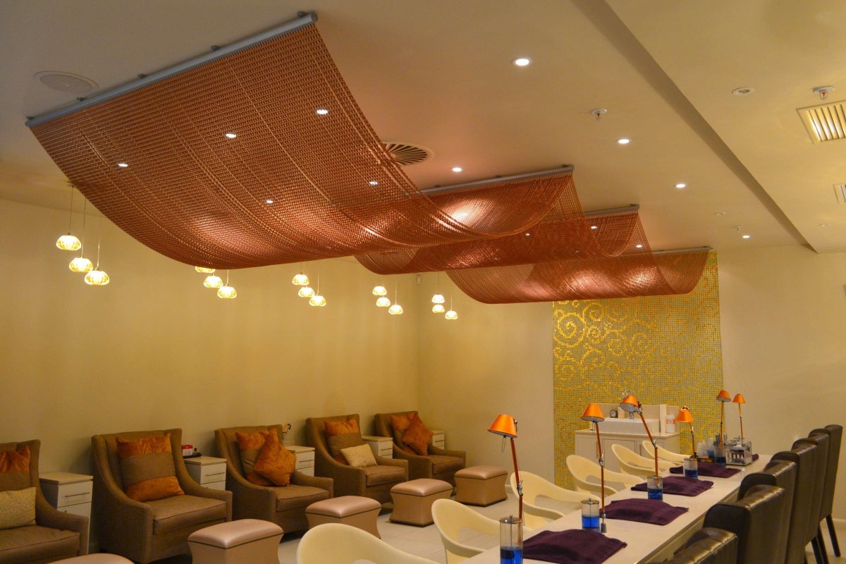 Декор потолка тканью в кафе