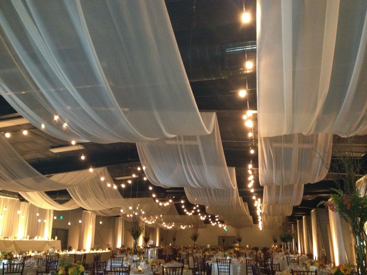 Декор потолка тканью