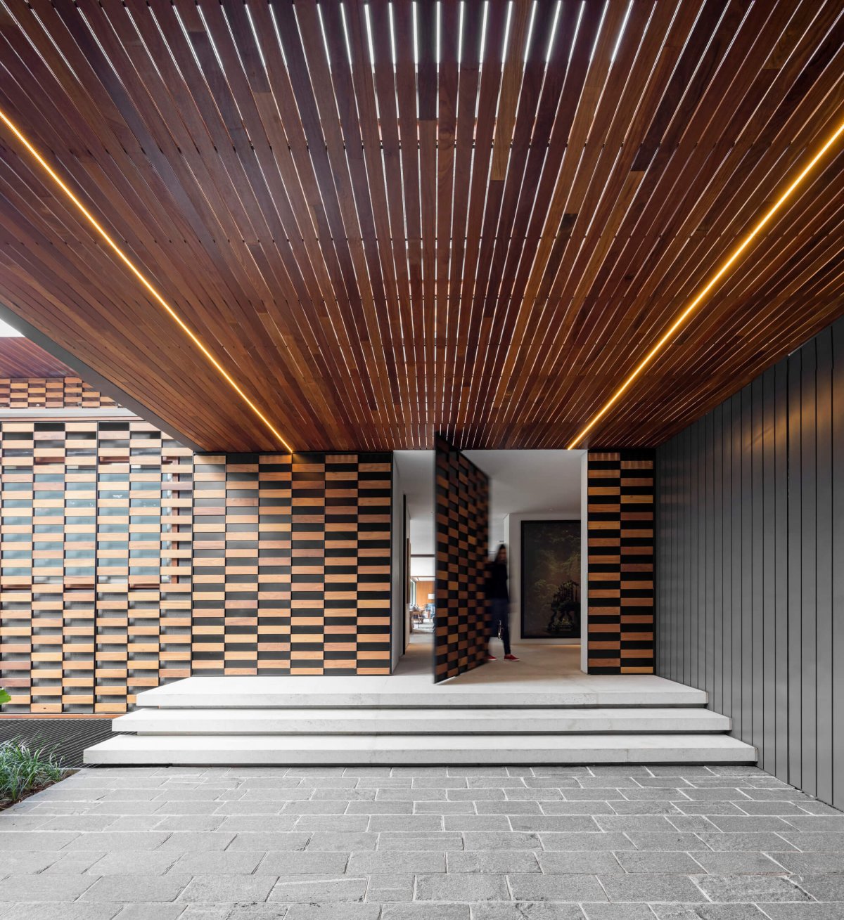 Реечный деревянный фасад