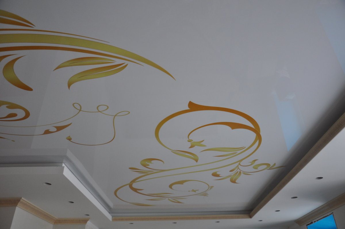 Бежевые натяжные потолки с рисунком
