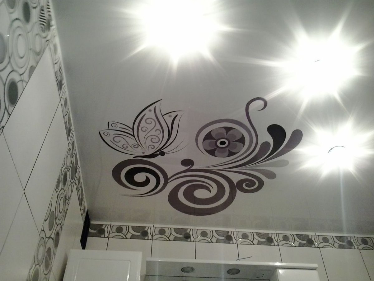 Натяжной потолок в ванной с рисунком